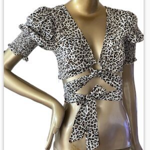 O Vianca plunge s/s wrap cropped top. Sm, side zip, leopard print
